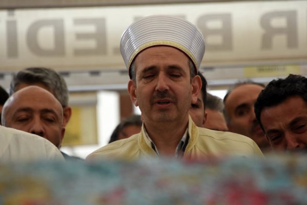 Müftü, gözyaşları içinde kazada ölen kızının cenaze namazını kıldırdı
