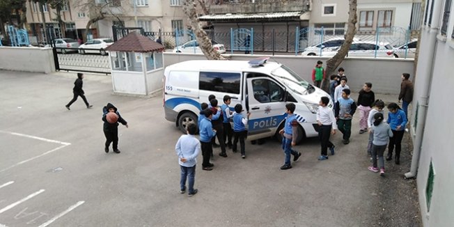 Okul önünde otomobilin çarptığı öğrenci yaralandı