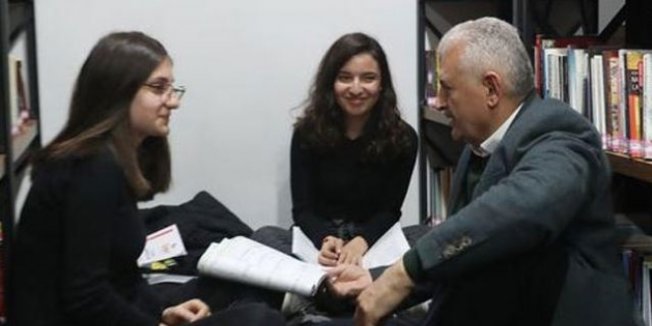 Yıldırım öğrencilere problem çözümünde yardım etti