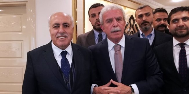 Okuldan arkadaş olan başkanlar mazbatalarını aldı