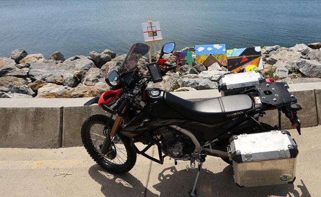 Genç motosikletli '5 kıta 5 tablo' projesi için dünyayı geziyor