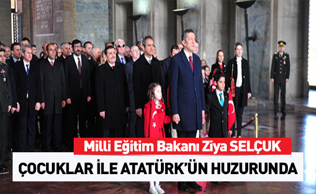 Bakan Selçuk ve çocuklar Atatürk'ün huzurunda