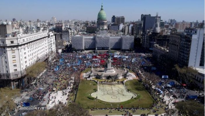'Öğretmen' krizi büyüyor! Meydanda toplandılar