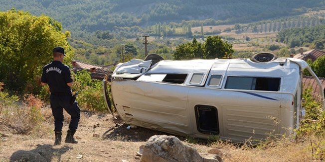 Manisa'da öğrenci servisi şarampole yuvarlandı: 7 yaralı