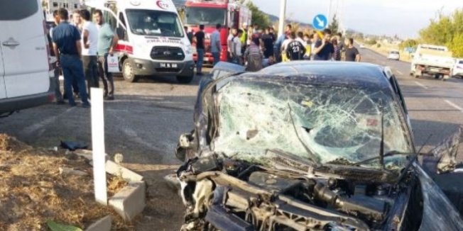 Okul servisi ile otomobil çarpıştı: 1 ölü, 16 yaralı