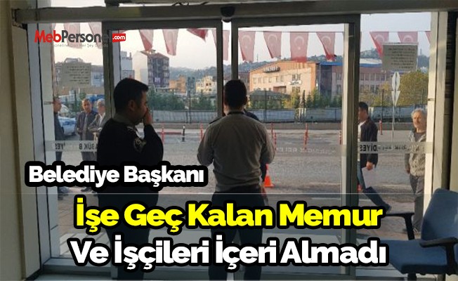 Belediye başkanı, işe geç kalanları binaya almadı