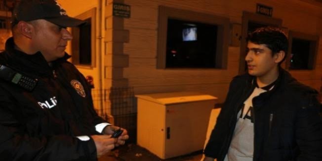 Liseli Furkan bulduğu cüzdanı sahibine teslim etti