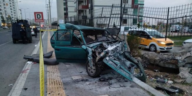 Ortaokul öğrencisi otomobille makas atarken duvara çarptı: 2 ölü