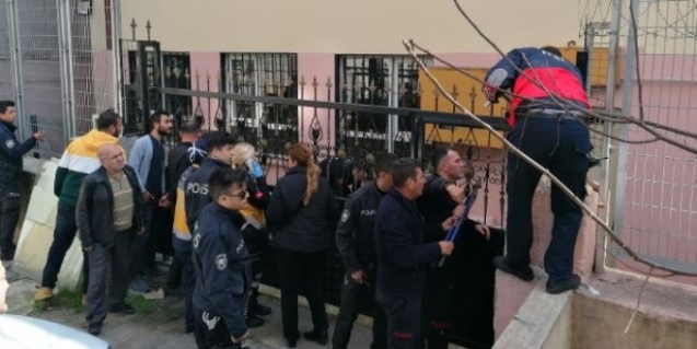 Okul kapısının üzerine tırmanan öğrenci düşerek yaralandı