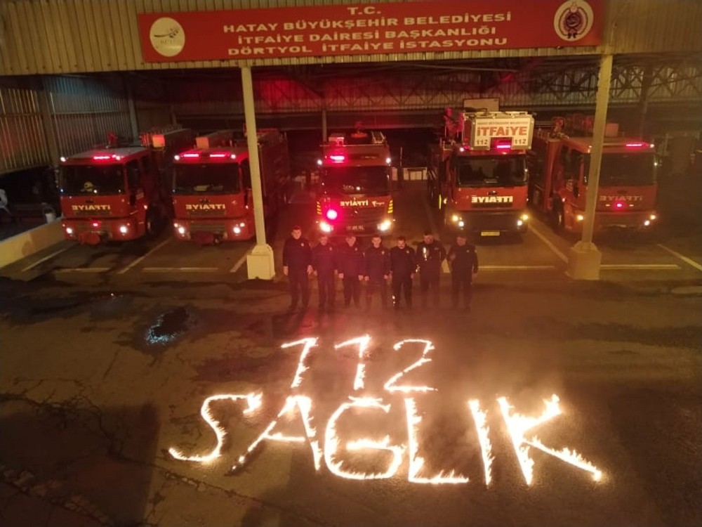 Sağlıkçılar, Polisler İçin de Alkış İstedi!