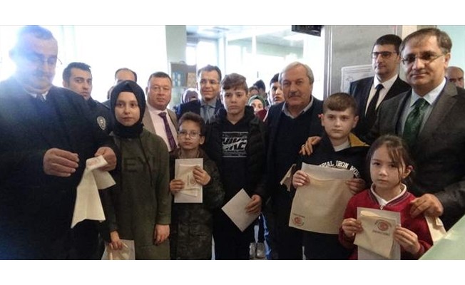 Öğrencilerin Mehmetçiğe yazdığı mektuplar, mendillerin içinde yola çıktı
