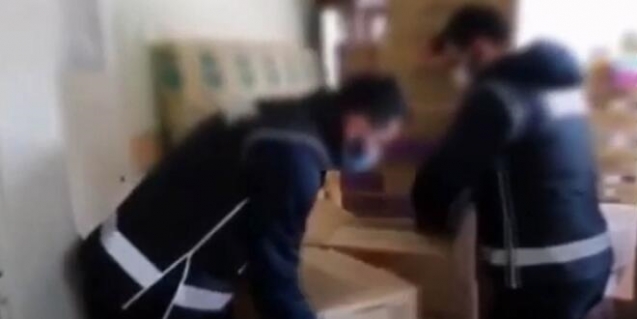 Evinde 142 bin eldiven stoklamış