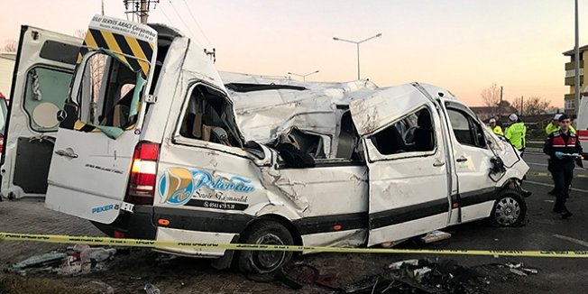 Samsun'da öğrenci servisi devrildi: 2 ölü, 10 yaralı