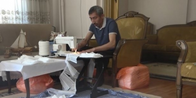 Kamu görevlisi, evinde sağlıkçılar için maske üretiyor