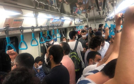 Bilim Kurulu Üyesi metroya bindi.