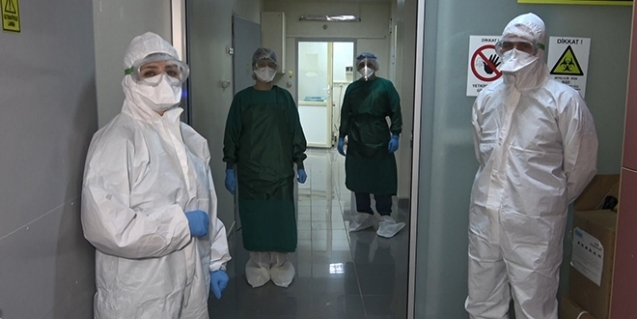 Her gün binlerce test yapıyorlar ama virüse yakalanmıyorlar