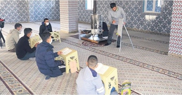 Boş vakitlerinde öğrencilere matematik dersi veren İmam takdirleri topladı