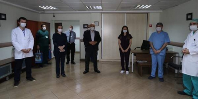 2 hemşire koronavirüsü yenerek alkışlarla göreve döndü