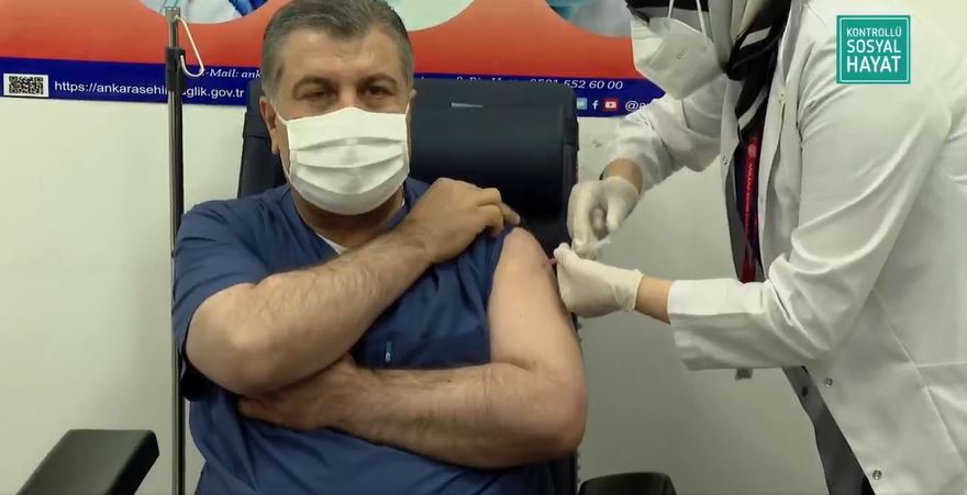 Bakan Koca canlı yayında aşı oldu