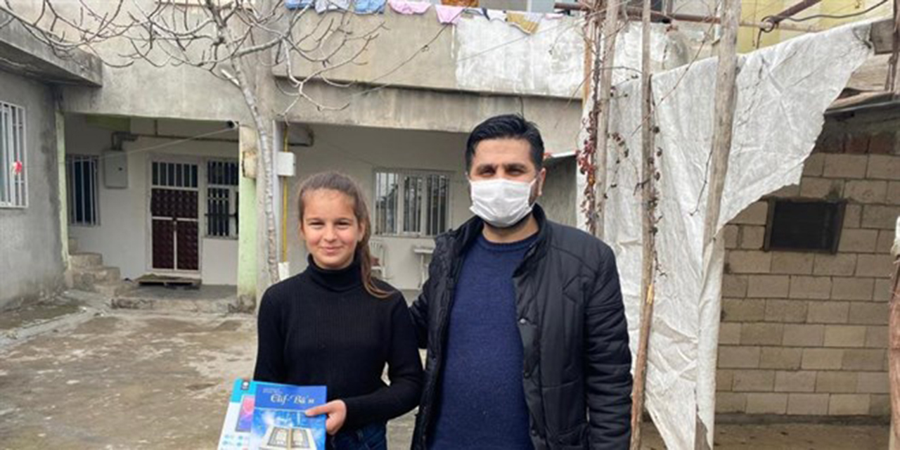 Adıyaman'da Bir Öğretmen, Hayırseverlerden Topladığı Tabletleri Öğrencilere Dağıttı