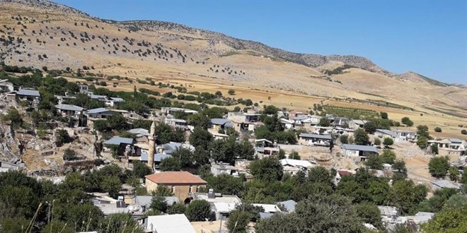 Köy karantinaya alındı, yüz yüze eğitime ara verildi