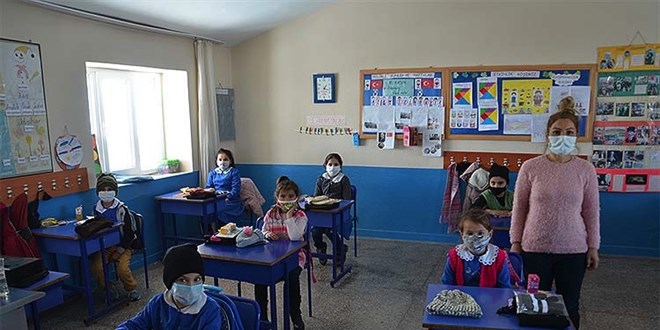 Pervin öğretmen köydeki öğrencilerin yüzünü güldürüyor