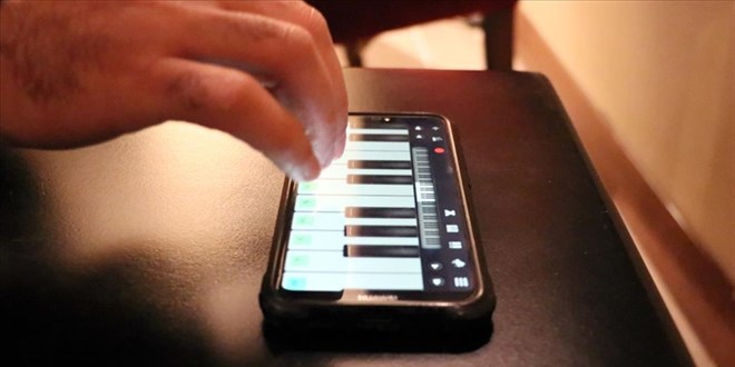 Öğretmen, öğrencilerine sanal enstrümanlarla ders veriyor