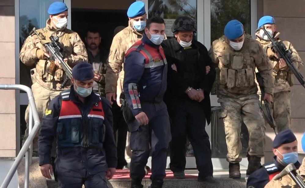 Oğluyla kavga eden 2 öğrenciyi öldüren zanlı tutuklandı