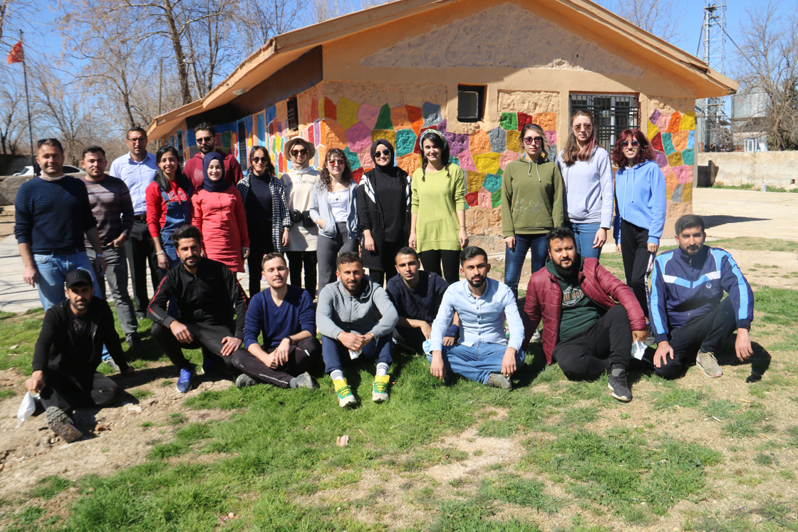 Köy okulları öğretmenler tarafından boyanarak renklendiriliyor