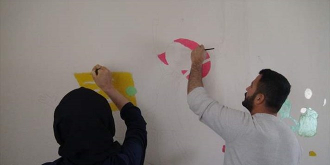 Fedakar öğretmenler köy okullarını boyayarak güzelleştiriyor