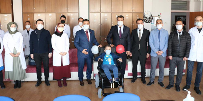 Öğretmenlerden bedensel engelli öğrenciye tekerlekli sandalye