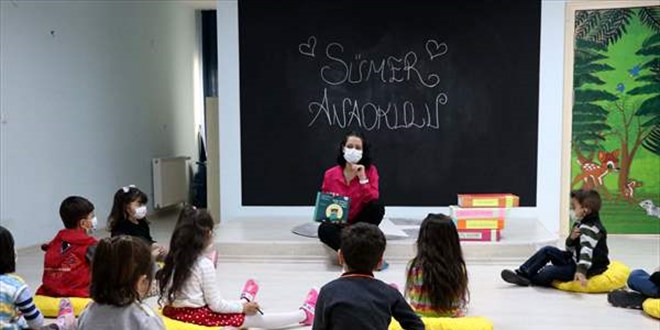 Şeyda öğretmen anaokullarını gezerek çocuklara hikayeler anlatıyor