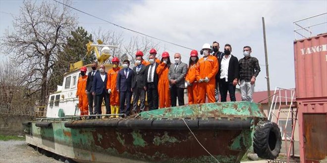 Öğrenciler okul bahçesinde eğitim görüyor