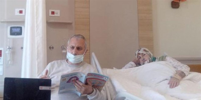 Fedakar öğretmen hastane odasını sınıfa çevirdi