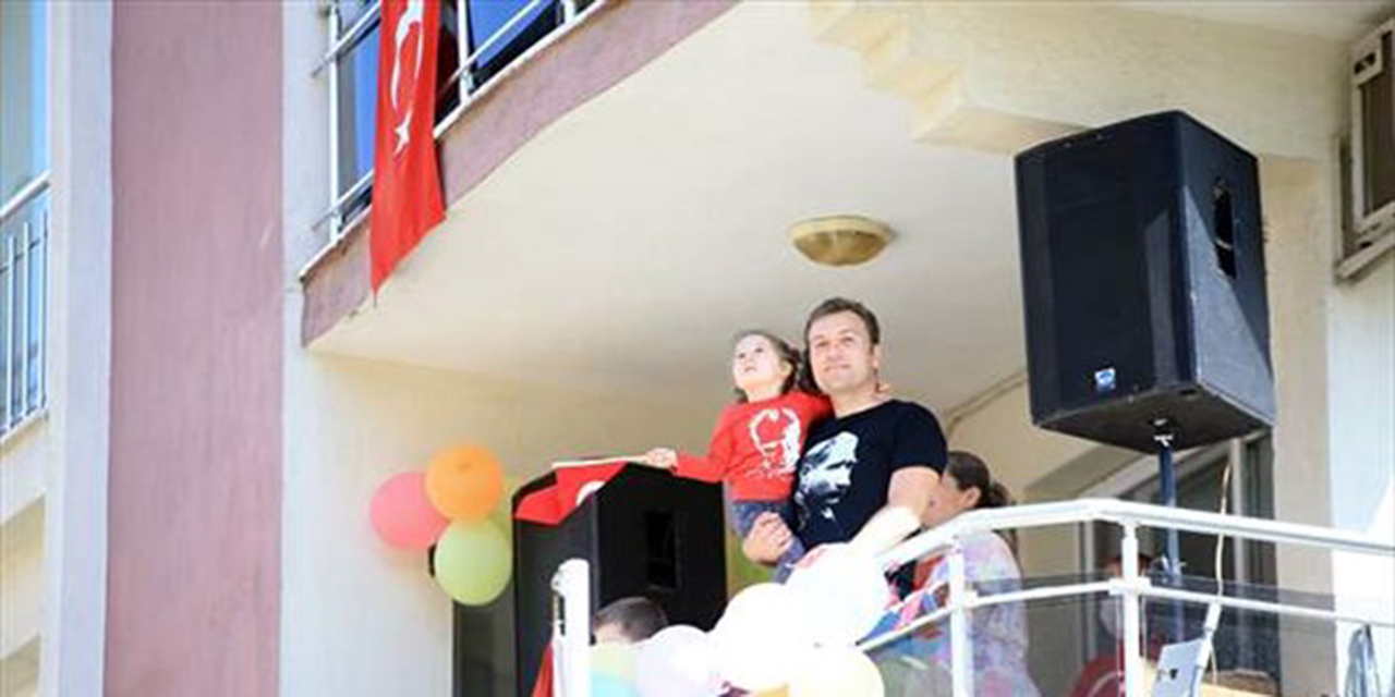 Bir Okul Müdürü 23 Nisan'ı Balkondan Böyle Kutladı