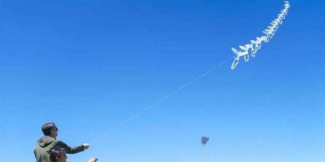 Bakan Selçuk'tan 'uçurtmalı' paylaşım