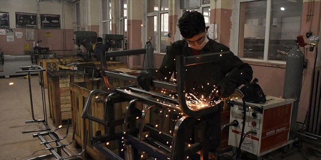 Meslek lisesinin mobilya atölyesi Kovid-19 sürecinde de çalıştı