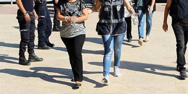 FETÖ'nün 2 öğretmen ablası saklandıkları evde yakalandı