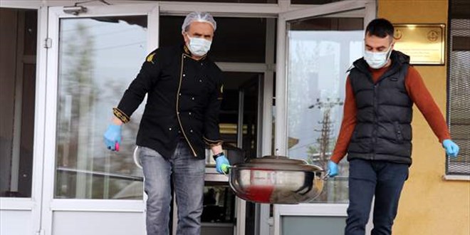 Okul pansiyonlarında hazırlanan yemekler, ihtiyaç sahiplerinin iftar sofralarını donatıyor