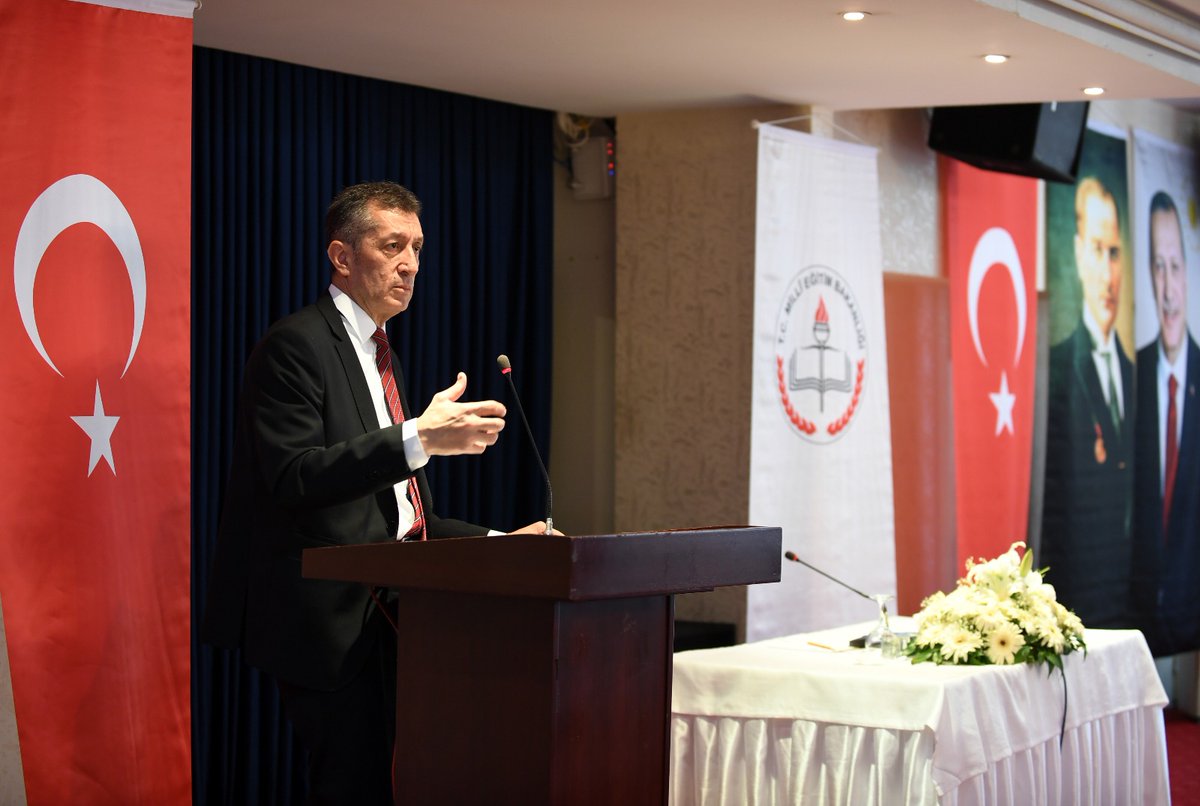 Bakan Selçuk, çocukları hastanede eğitim gören annelerle buluştu