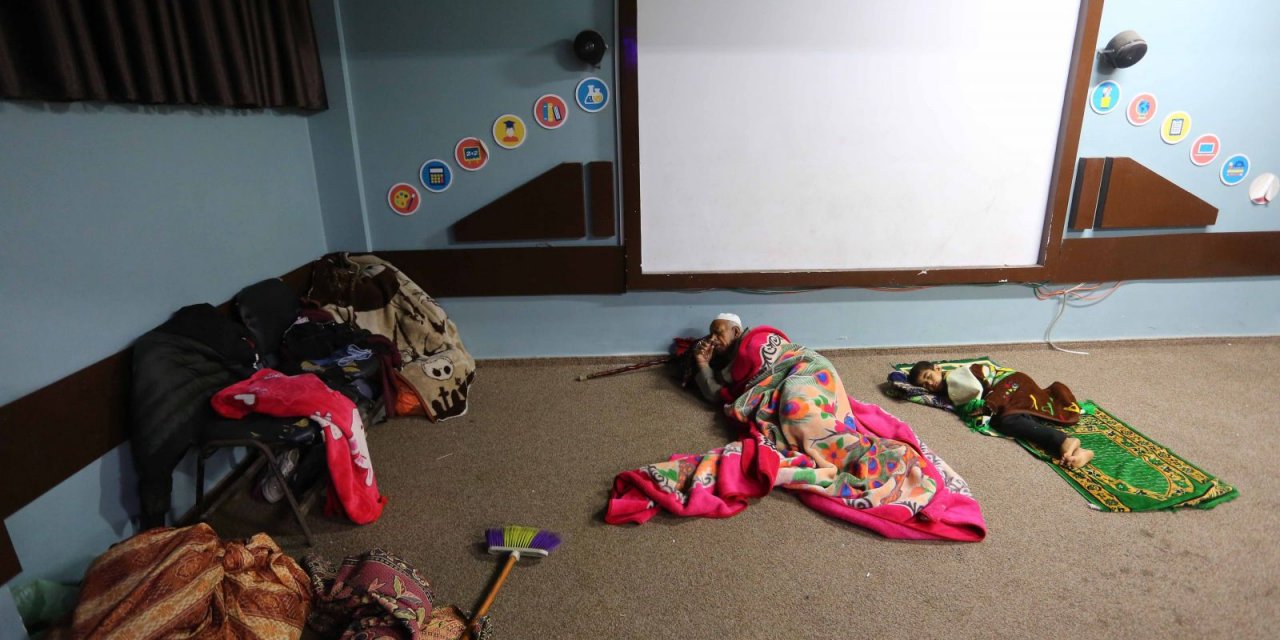 Gazze'de Filistinli aileler okullara sığındı