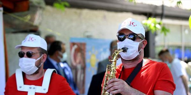 Bando takımındaki öğretmeninin 'maske duyarlılığı' takdir topladı