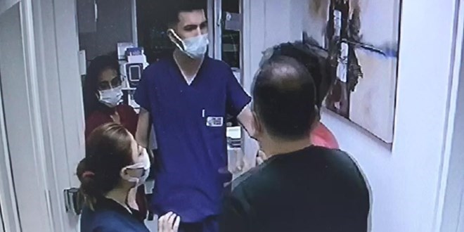 Çocuğun canı acıdı diye hemşire ve doktora saldırdı