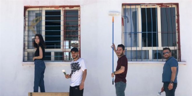 Gönüllü öğretmenler el ele vererek 16 köy okulunu boyadı
