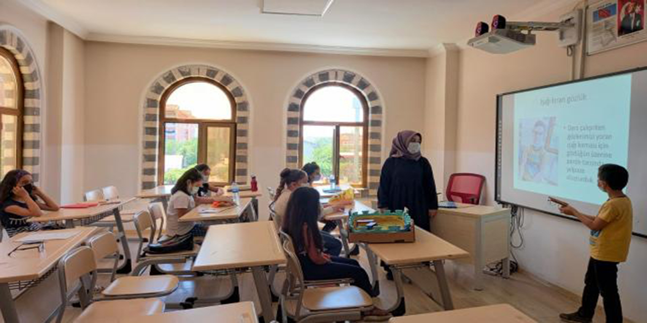 Bilgi Evi'nde eğitim gören minik öğrencilerin hazırladığı ürünler sergilendi