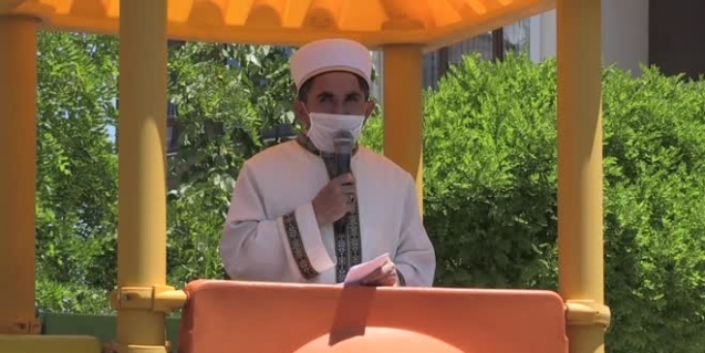 Parkta kılınan cuma namazında imam hutbeyi kaydırağa çıkarak okudu