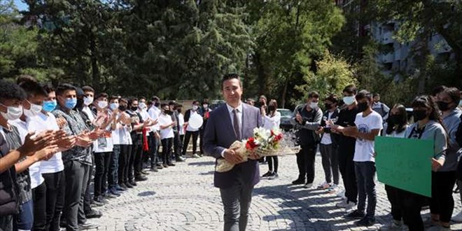 'Dünyanın en iyi'leri arasına giren öğretmene okulunda sürpriz kutlama