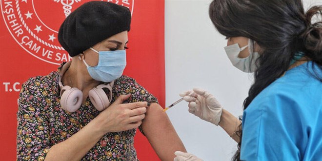 Bakanlıktan yeni karantina kararı: Negatif ve aşılı temaslıya izolasyon yok