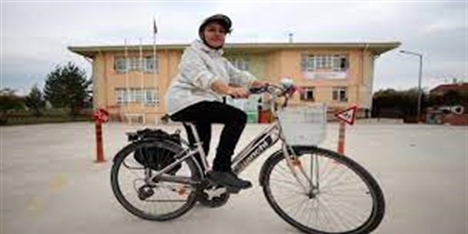 Manolya öğretmen okula gitmek için kilometrelerce pedal çeviriyor