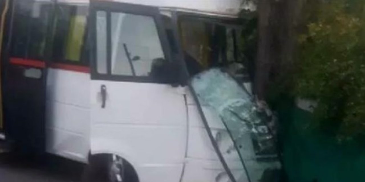 Okul servisi ağaca çarptı: 7'si öğrenci 8 yaralı